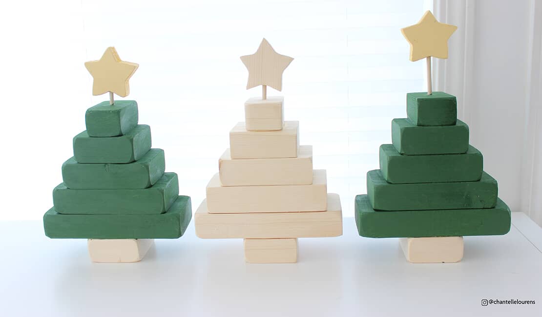 Arbres de Noël en bois empilés