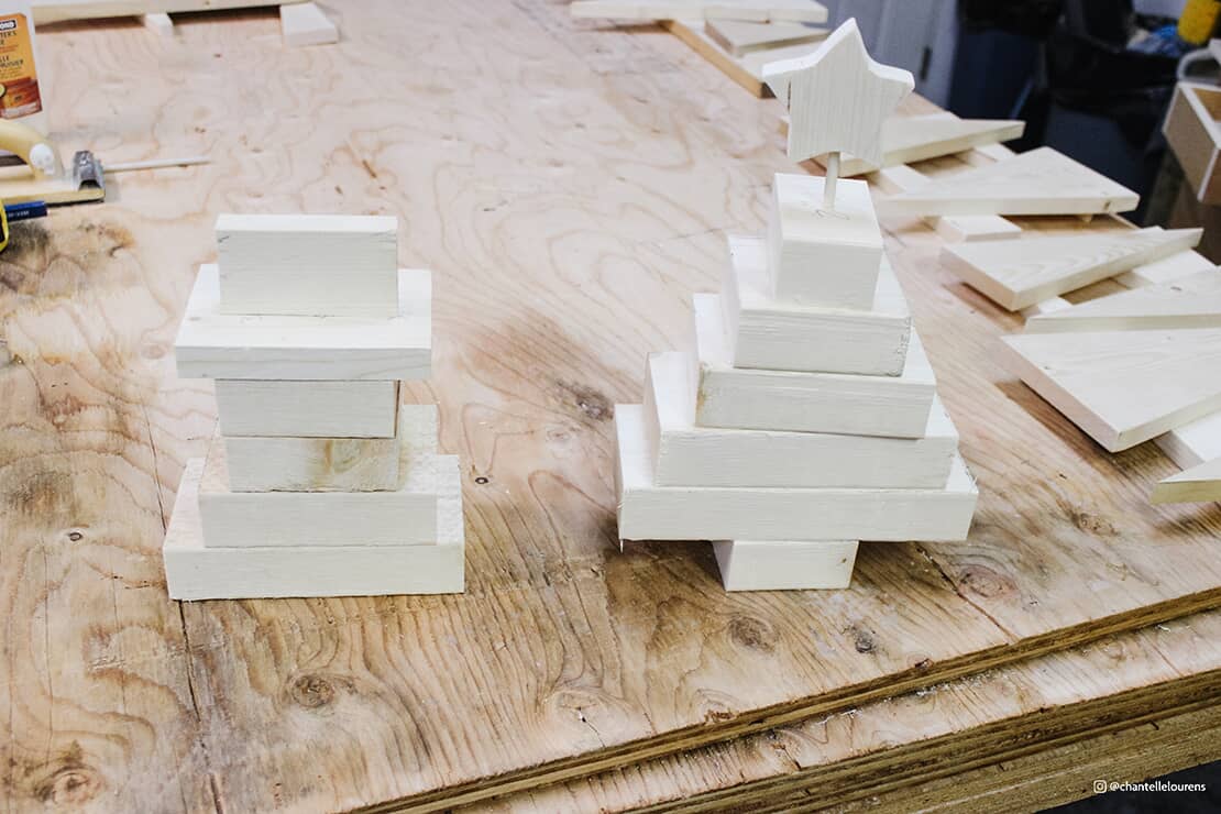 Blocs de bois empilés et étoile
