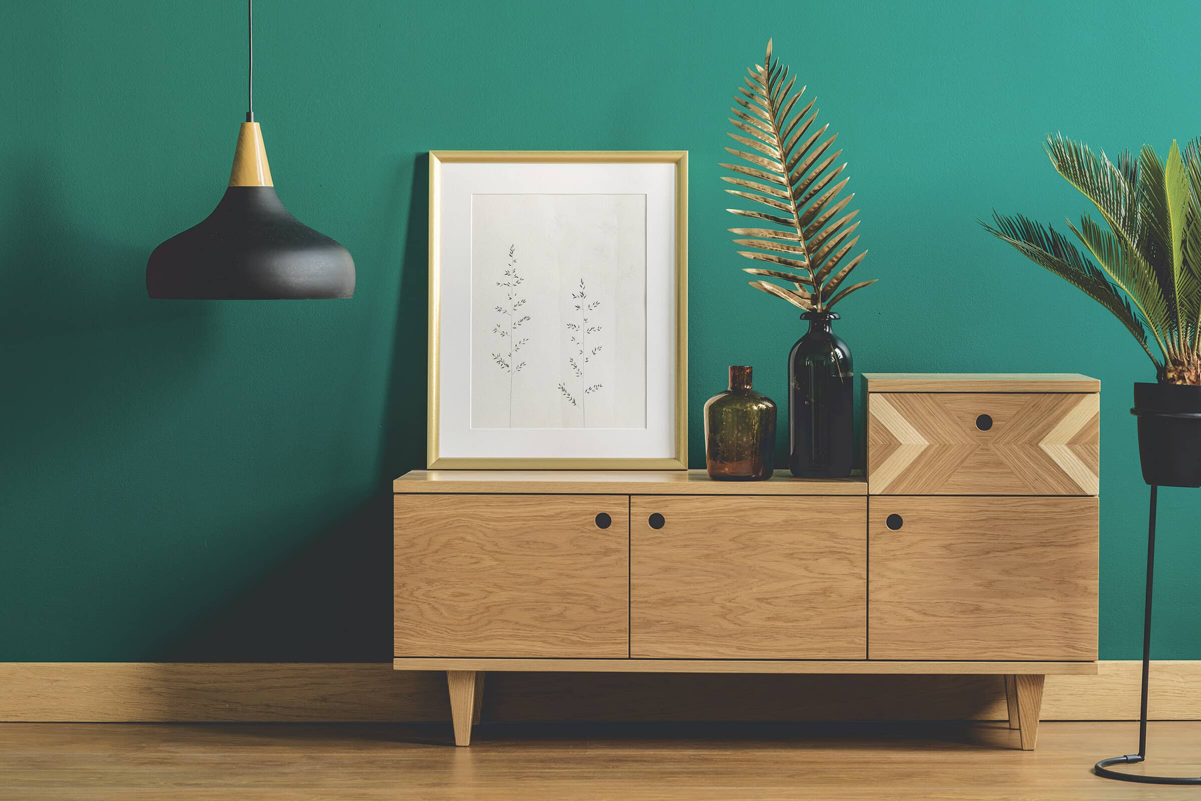 Green wall med natural baseboard