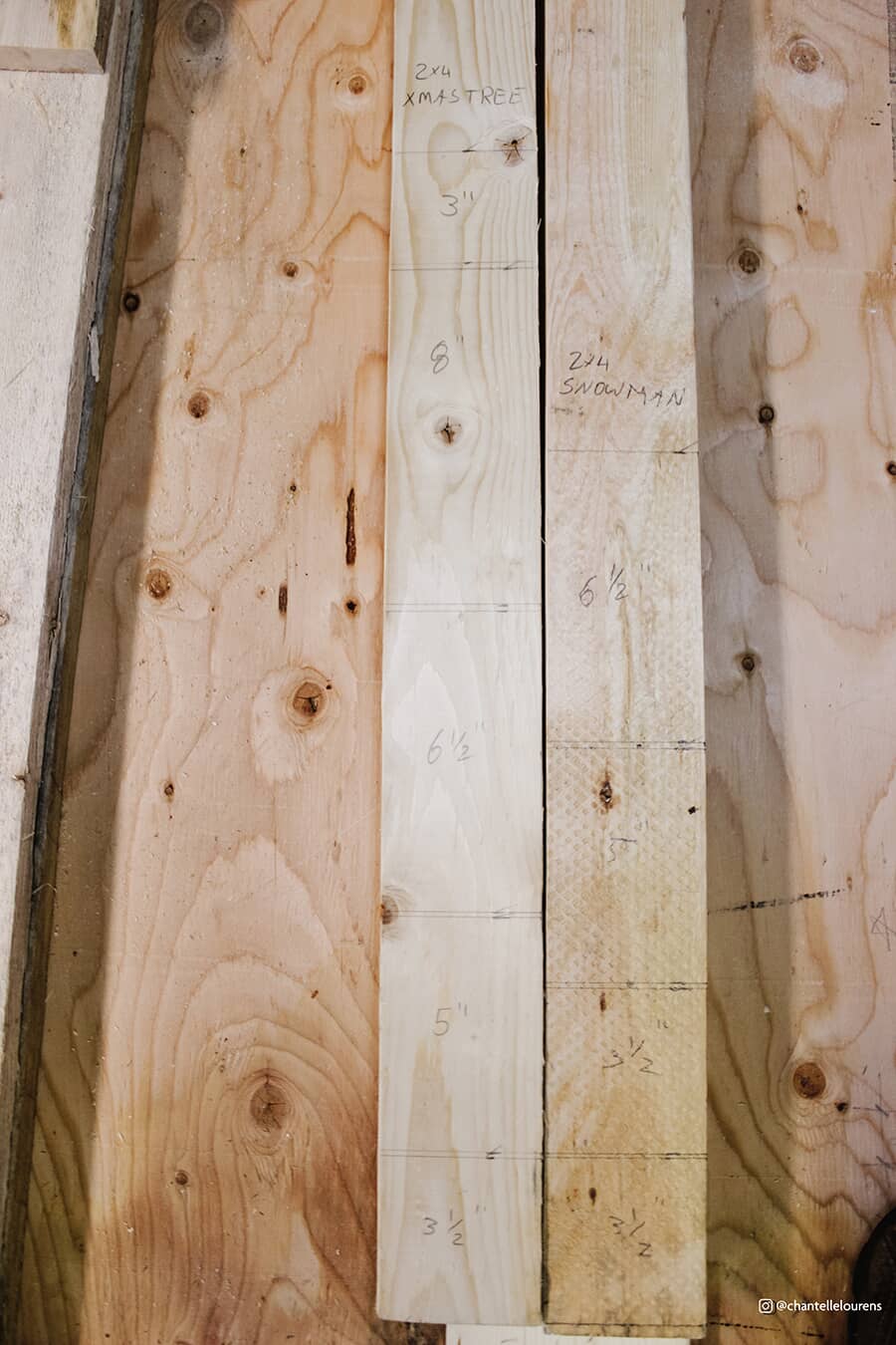 Coupez la planche d’épinette en morceaux empilables