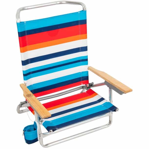 Photo Libre De Droit De Chaise De Plage Rayé Boîte De Refroidisseur Et Cocktails Estivaux Isolés Sur Blanc